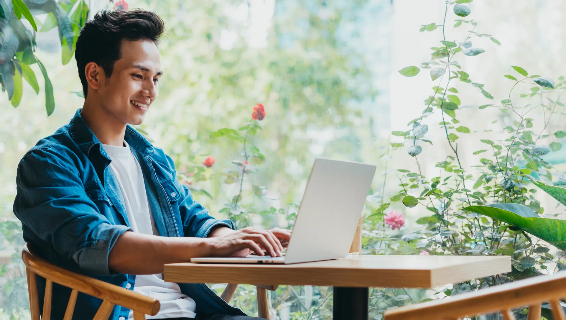 An FPPS client working from a laptop in a garden café