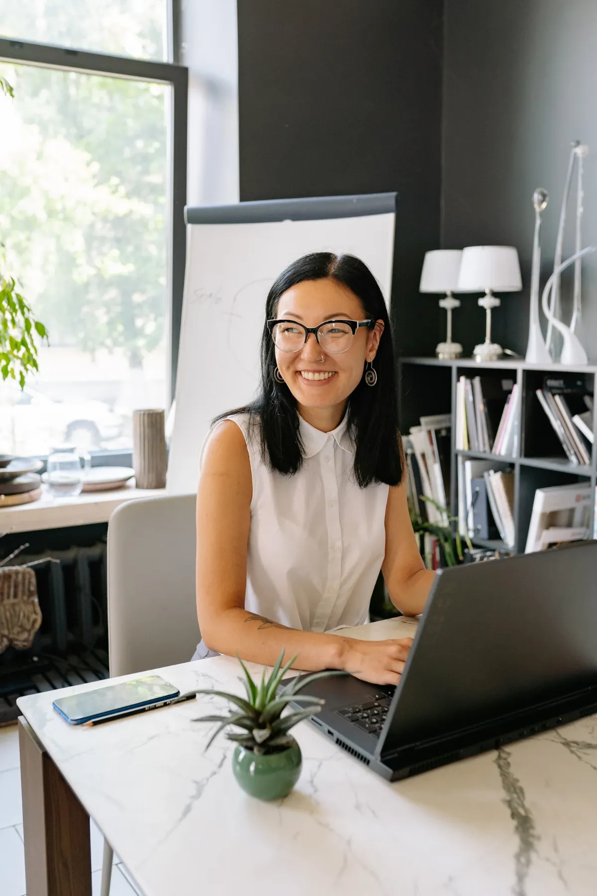 An FPPS client working from her laptop